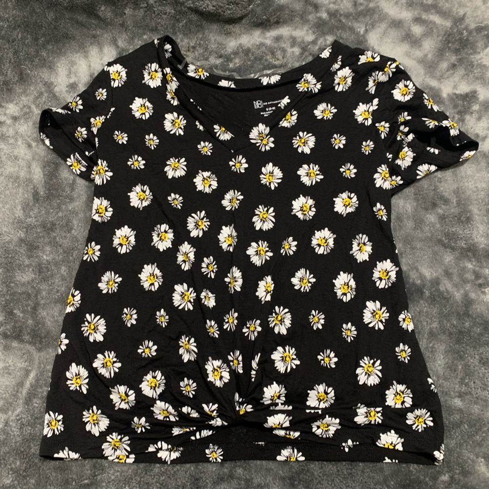 Daisy shirt sleeve shirt in the size small